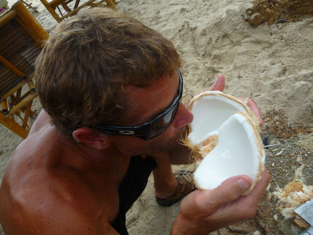 the best beach, meilleure plage de koh lanta, chaton se prend pour un aventurier en ouvrant une noix de coco avec une machette puis la mange