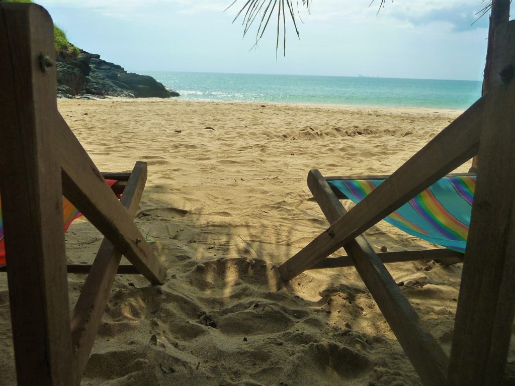 transats sur "the best beach", la meilleure plage de koh lanta