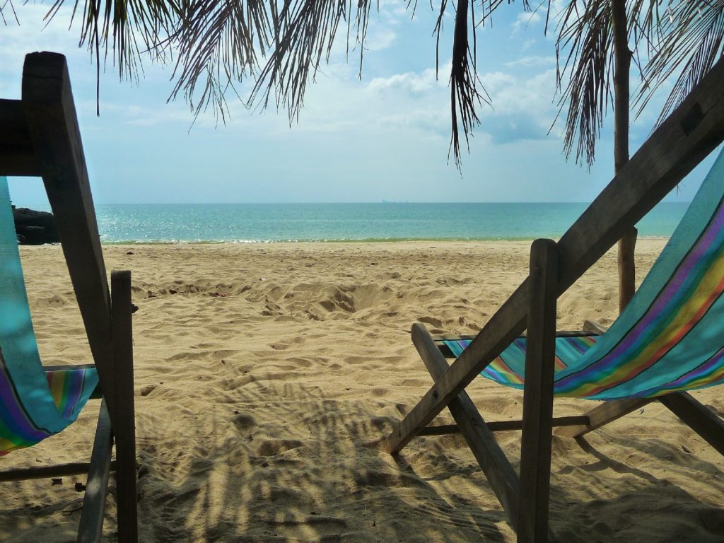 transats sur "the best beach", la meilleure plage de koh lanta