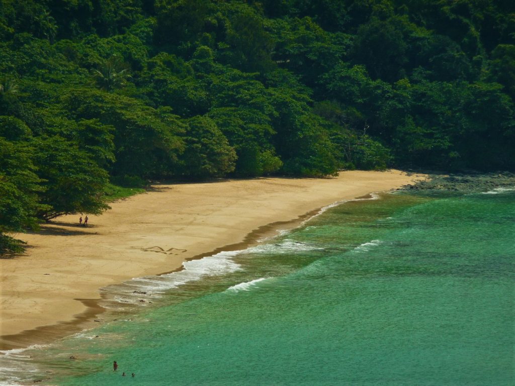 point de vue sur une plage de koh lanta