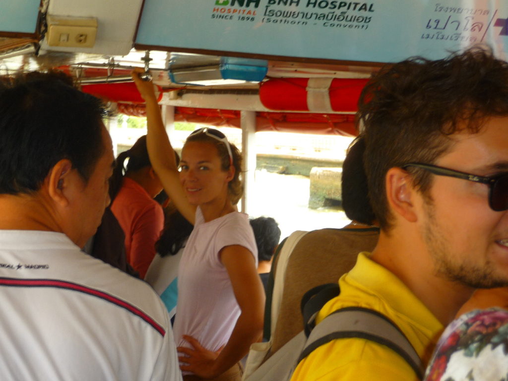 chatoune sur un bateau bus du chao praya, bangkok