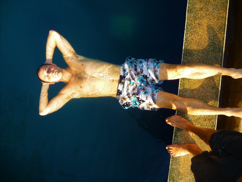 william fait l'étoile de mer dans une piscine près de khao yai