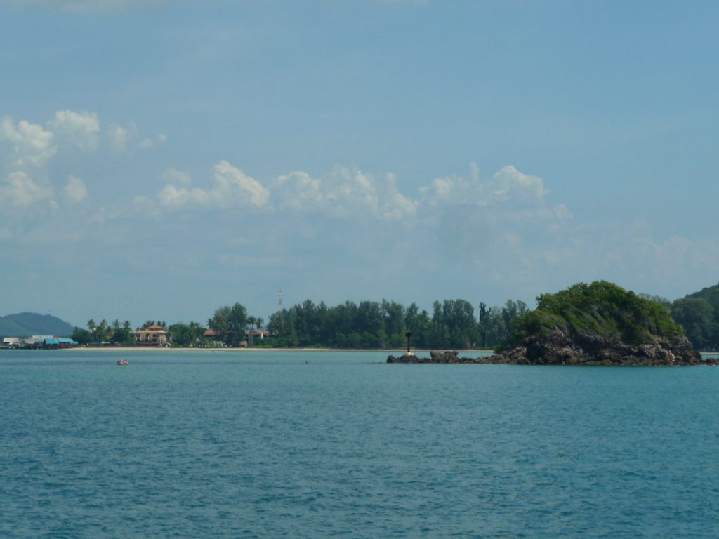 paysage depuis le bateau de koh phi phi à koh lanta