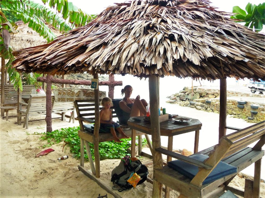 chatoune et chatounette en train de prendre le repas à hat yao en bordure de plage à koh phi phi