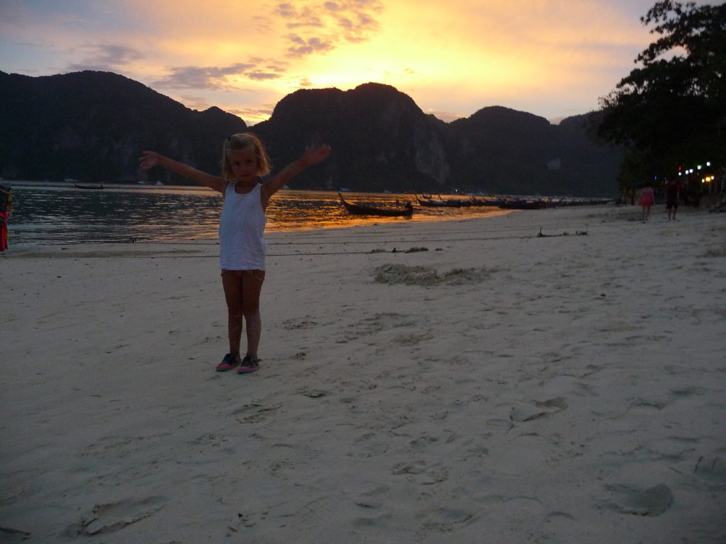 chatounette sur la plage de kho phi phi au coucher du soleil