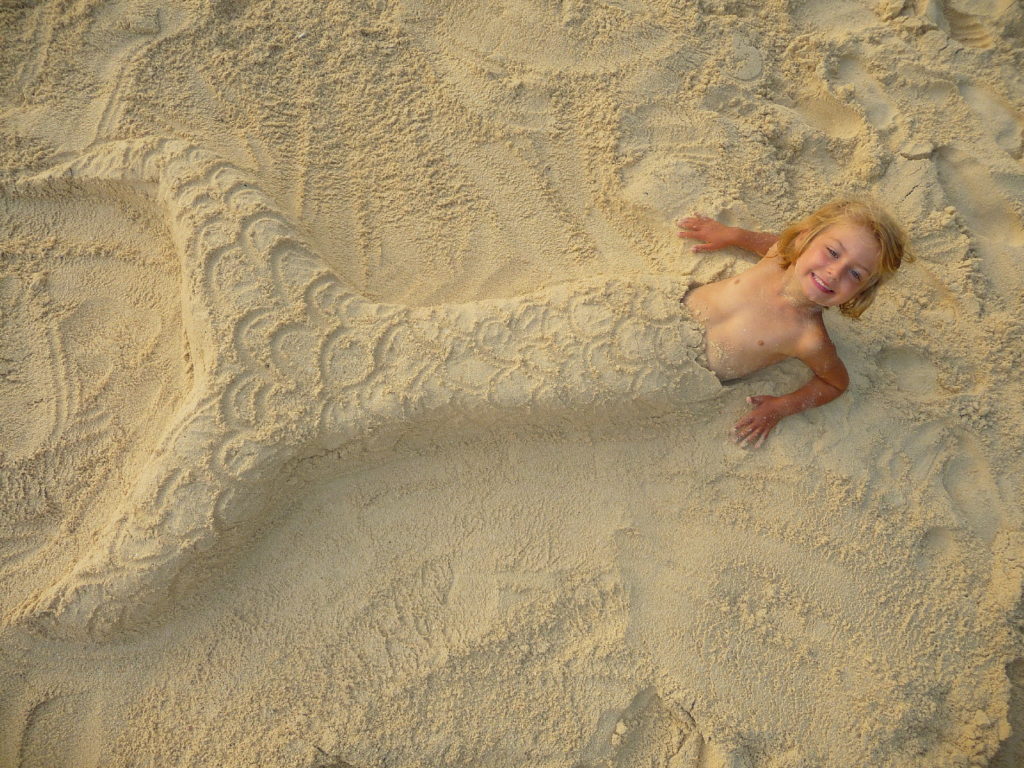 chatounette en sirène de sable sur long beach, koh phi phi