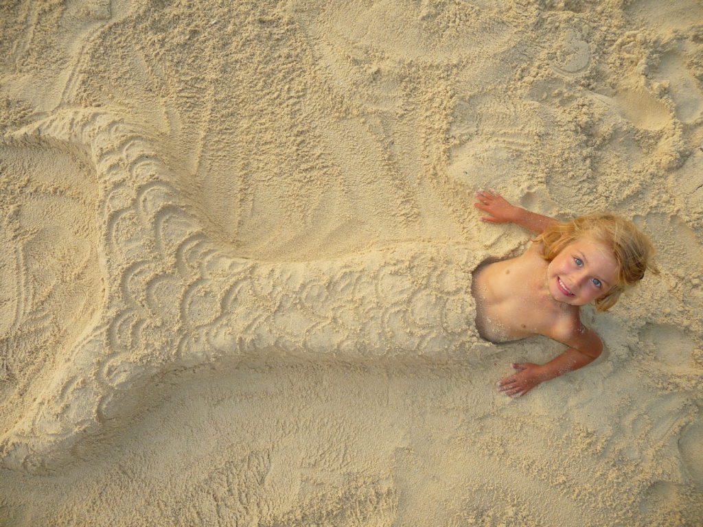 chatounette en sirène de sable sur long beach, koh phi phi