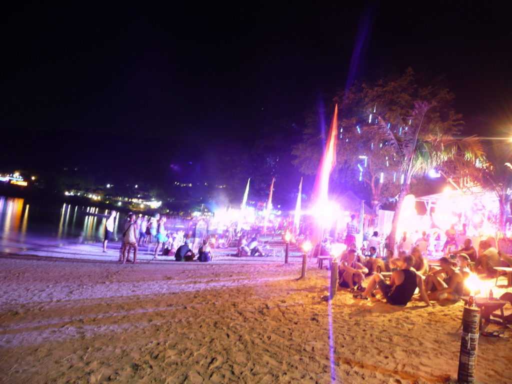 ambiance sur la plage de koh phi phi la nuit