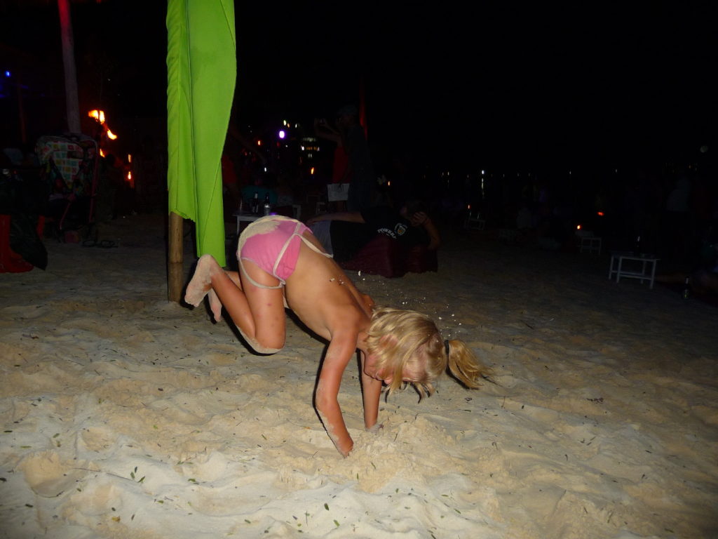 chatounette qui fait des cabrioles sur la plage de koh phi phi la nuit