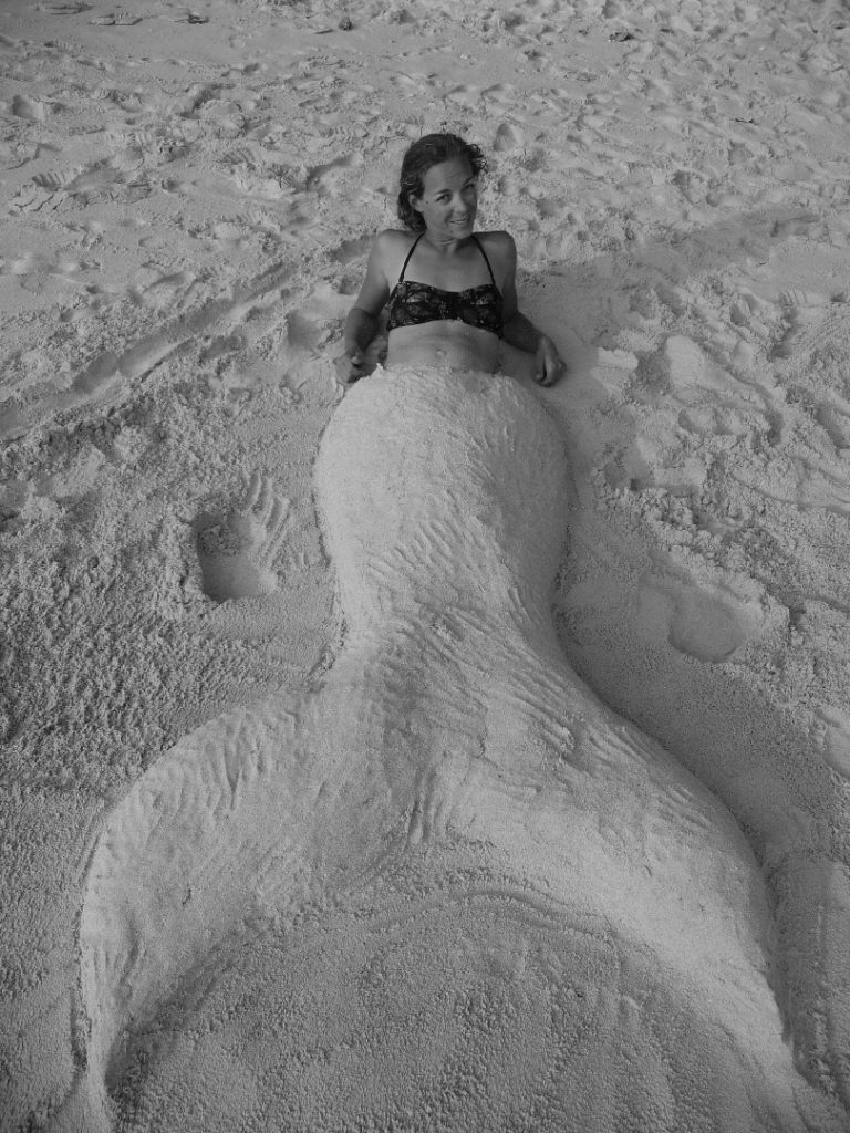 chatoune en sirène de sable sur long beach, koh phi phi