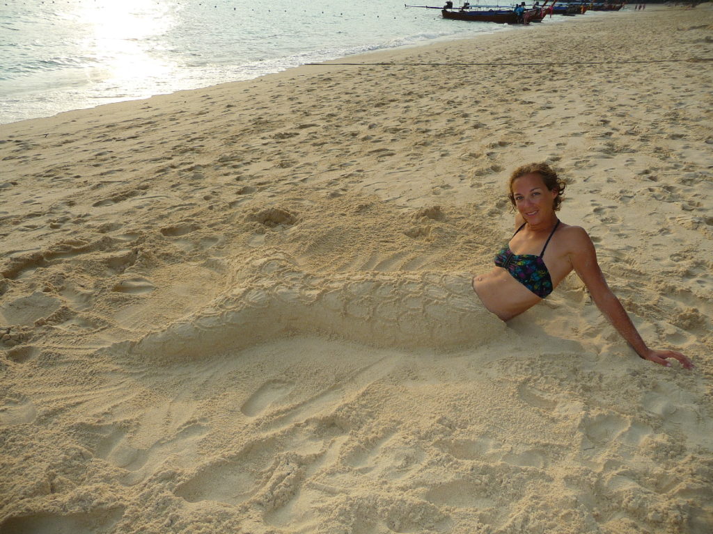 chatoune en sirène de sable sur long beach, koh phi phi