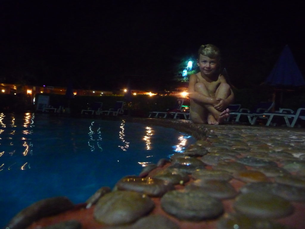 chatounette sur le bord de notre piscine à koh lanta