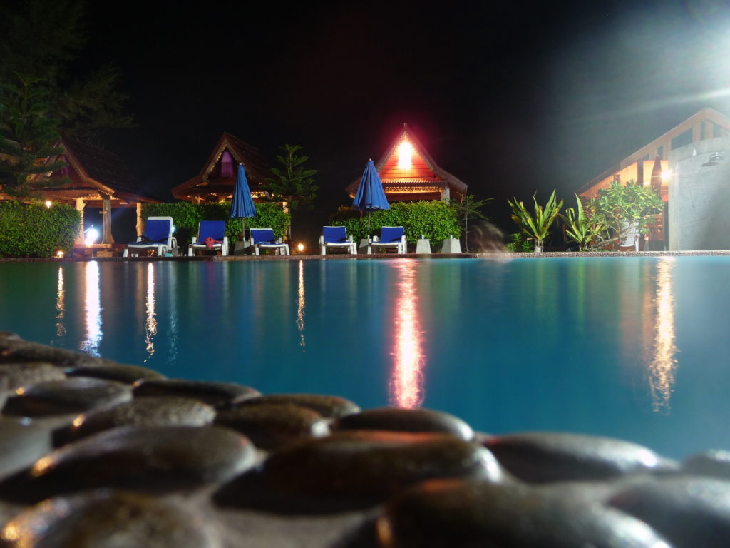 notre piscine de nuit à koh lanta