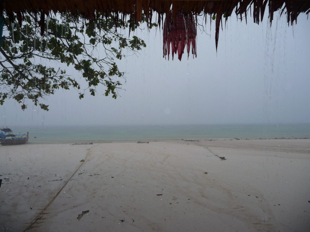 rantee beach sous la pluie, koh phi phi