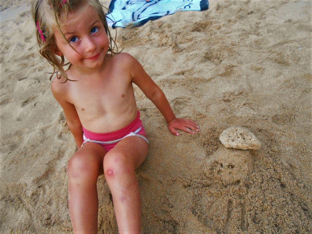 chatounette et son bonhomme de sable sur la plage de tong sai à railay