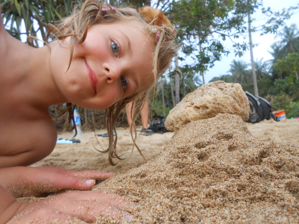 chatounette et son bonhomme de sable sur la plage de tong sai à railay