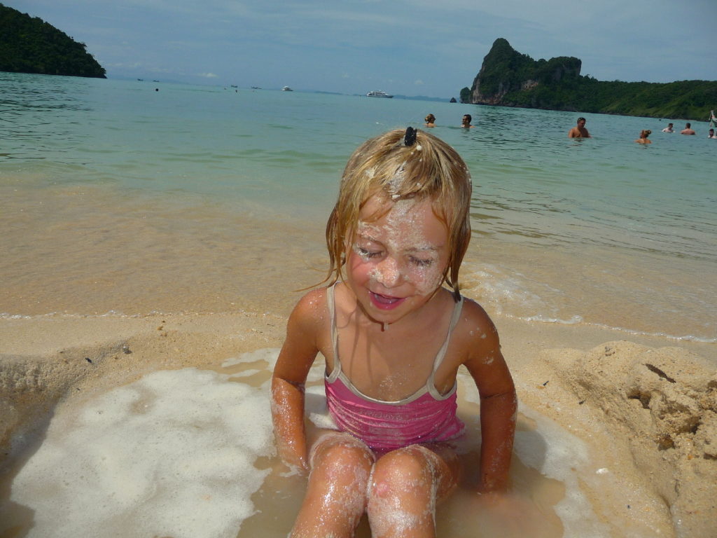 portrait de chatounette qui a de la mousse plein le visage sur la plage de koh phi phi