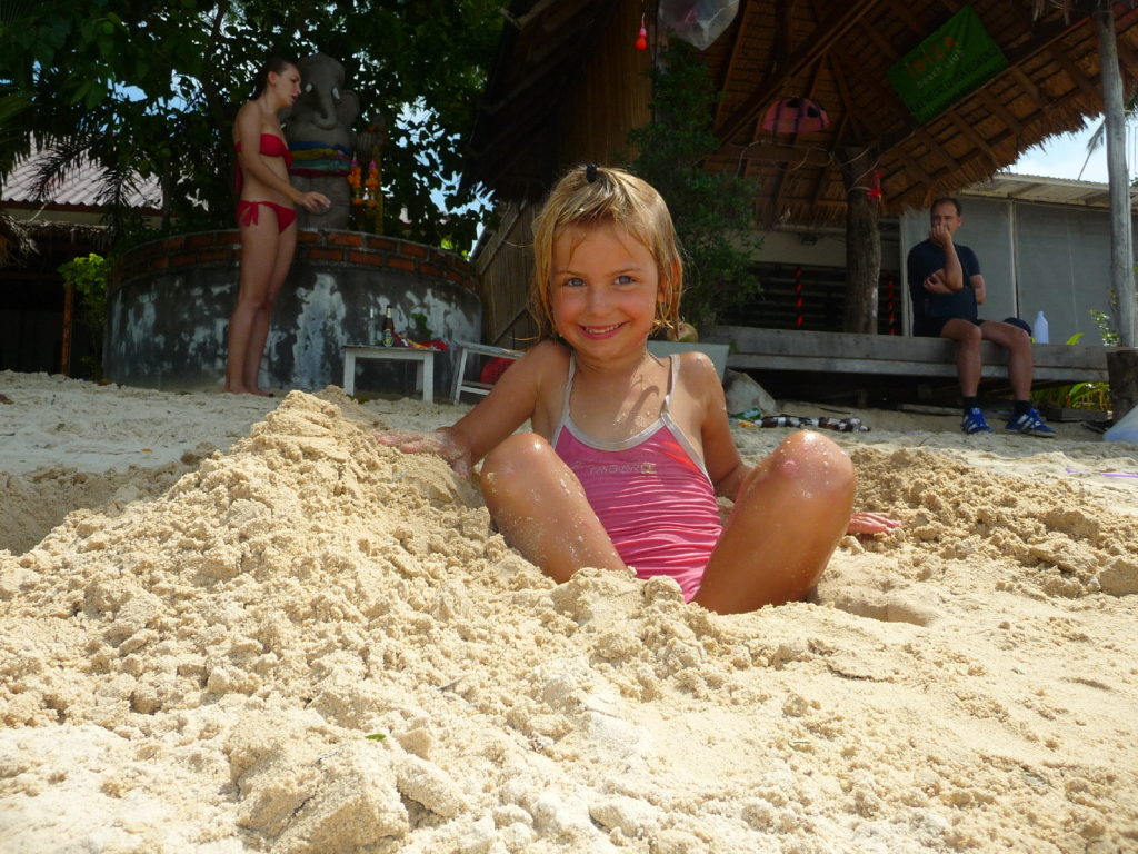 chatounette et son trou dans le sable sur la plage de koh phi phi
