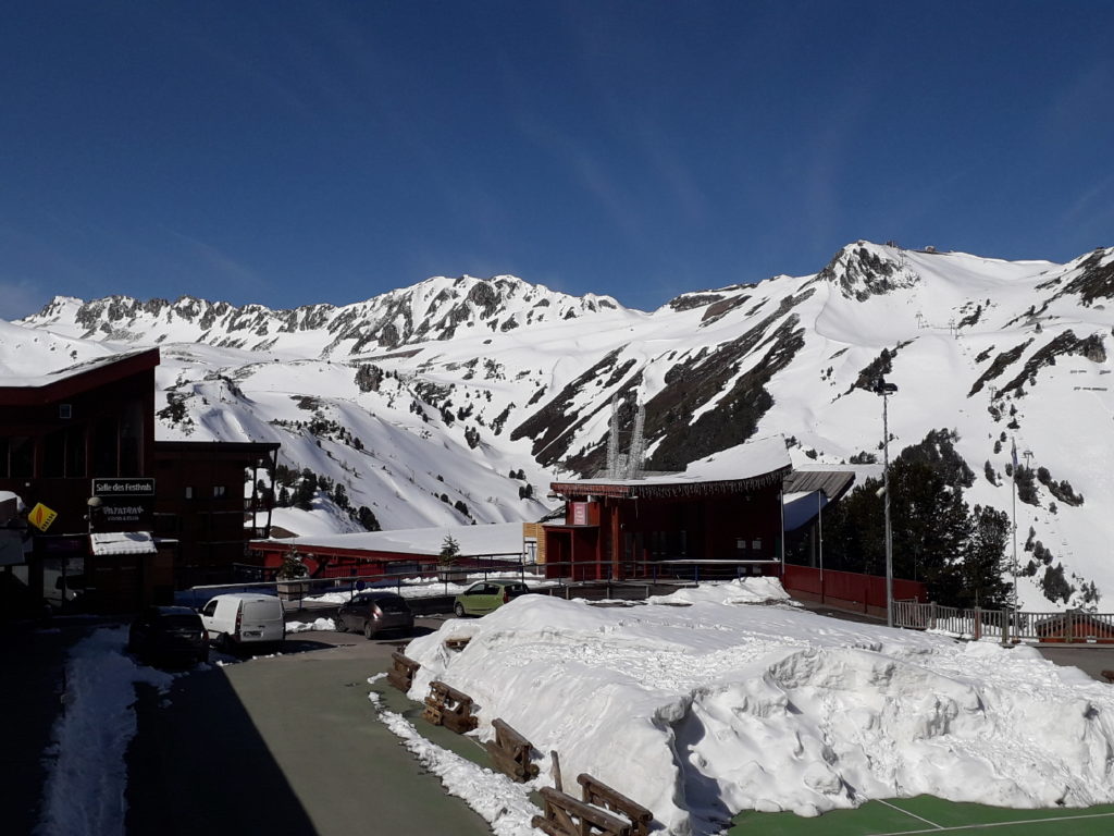 paysage station de ski et montagne