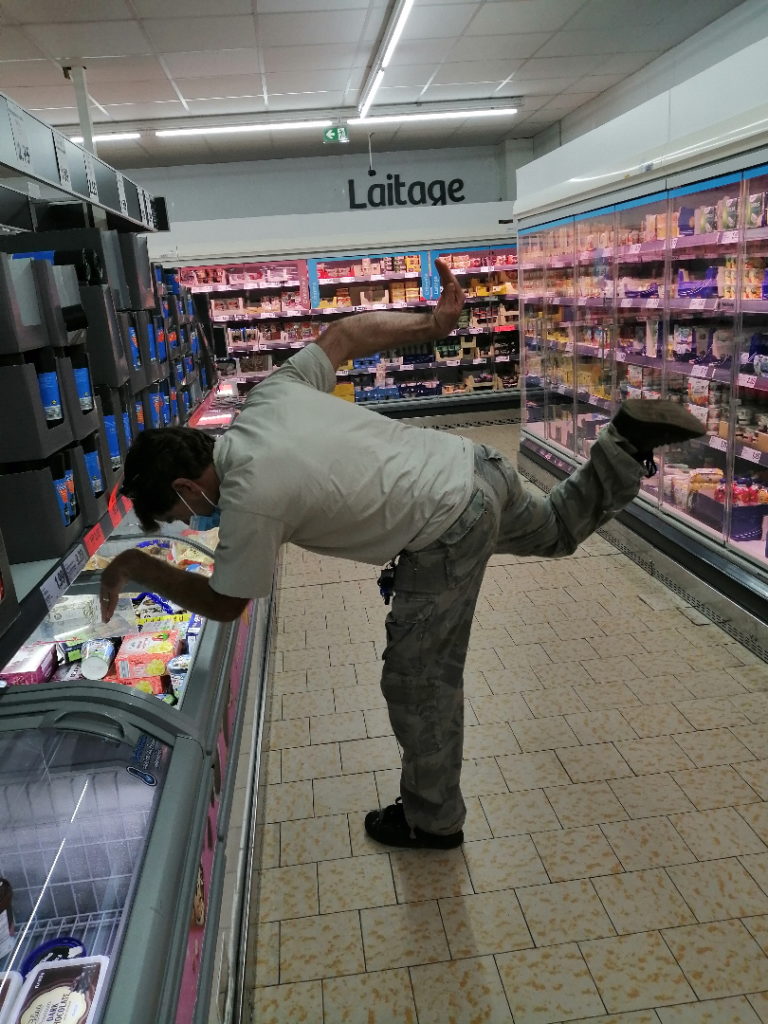 chaton en mode entraînement déplacement égyptien au supermarché