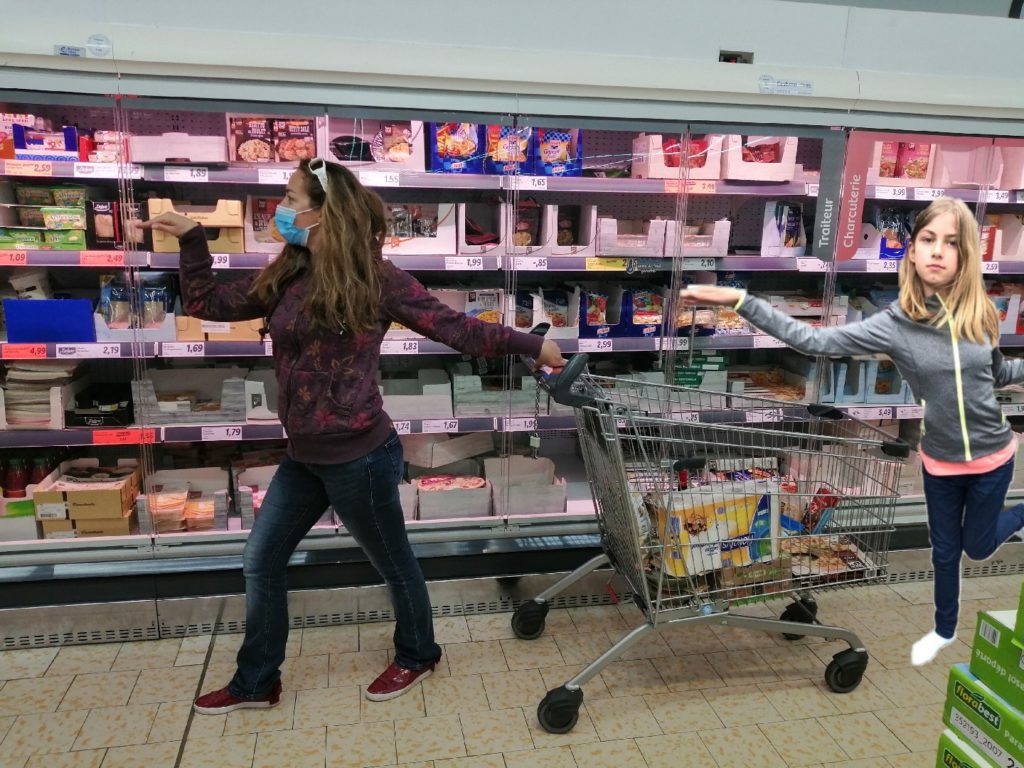chatoune et chatounette en mode entraînement déplacement égyptien au supermarché