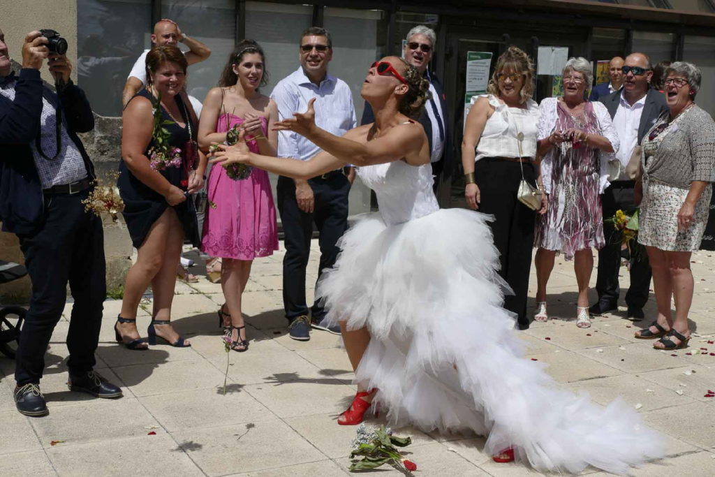 lancer de bouquet de mariée à la sortie de la mairie au mariage des 3 chatons