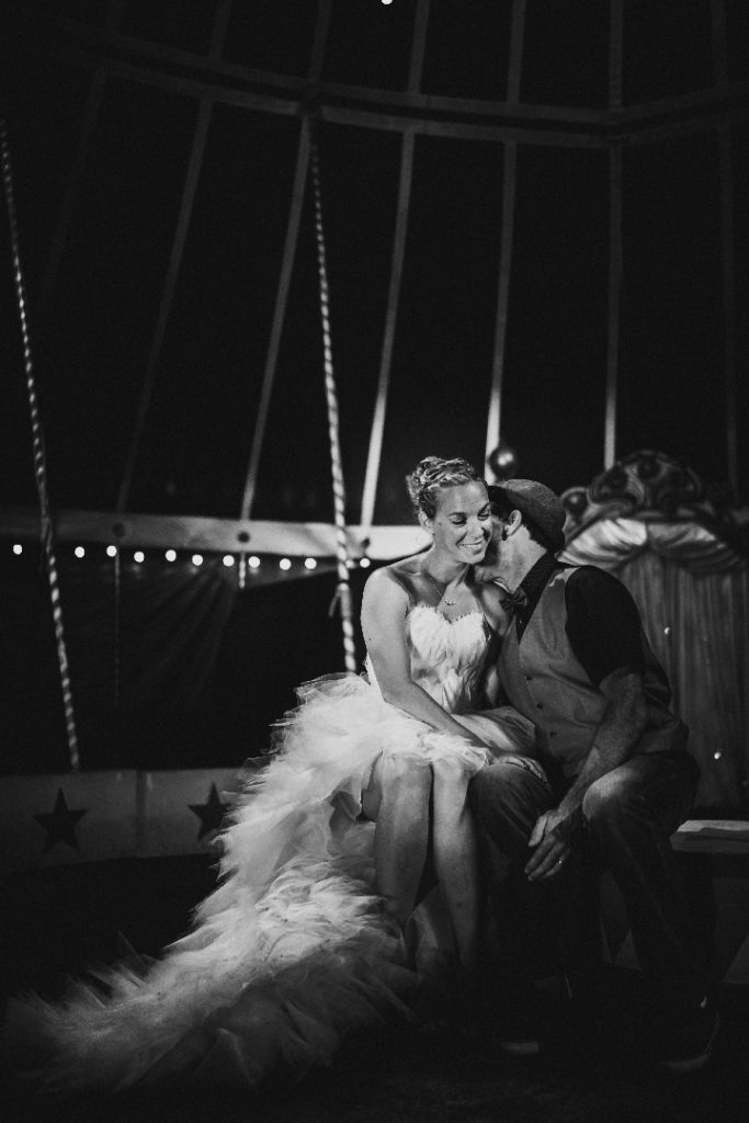 photo de couple au mariage chaton chatoune dans le chapiteau de cirque bleu
