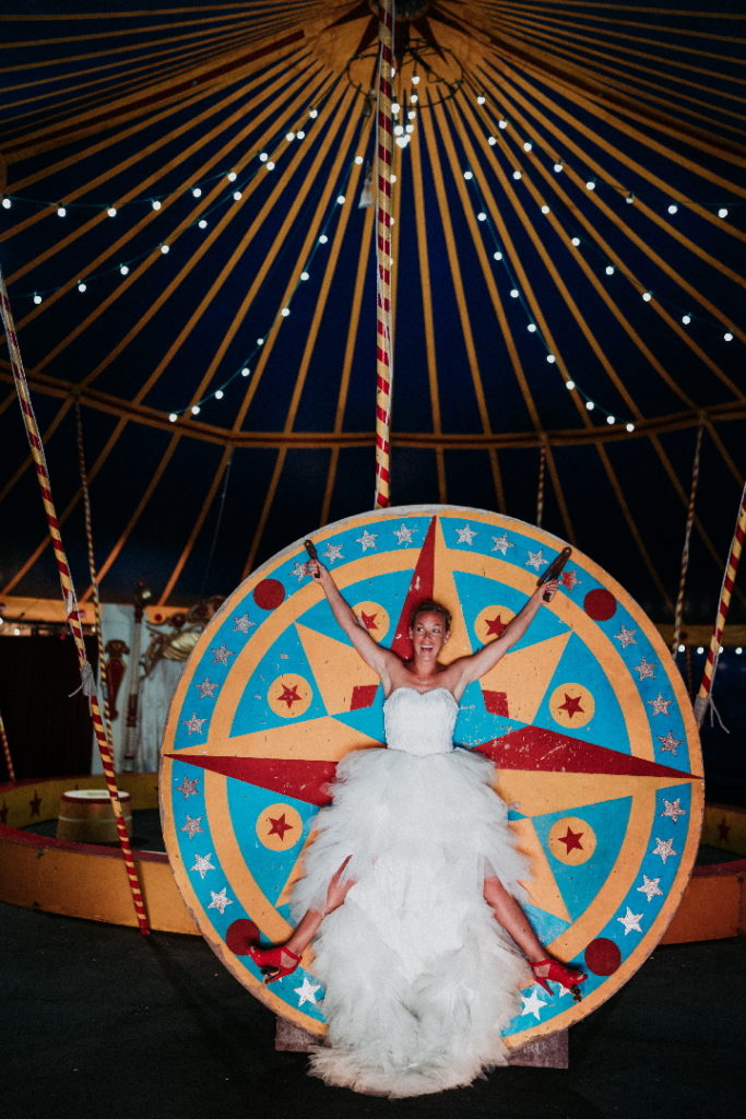 photo de couple au mariage chaton chatoune dans le chapiteau de cirque bleu