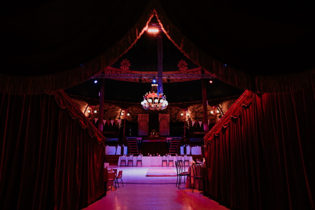 intérieur du chapiteau de cirque commedia vagabonda de la famille micheletty loué pour notre mariage