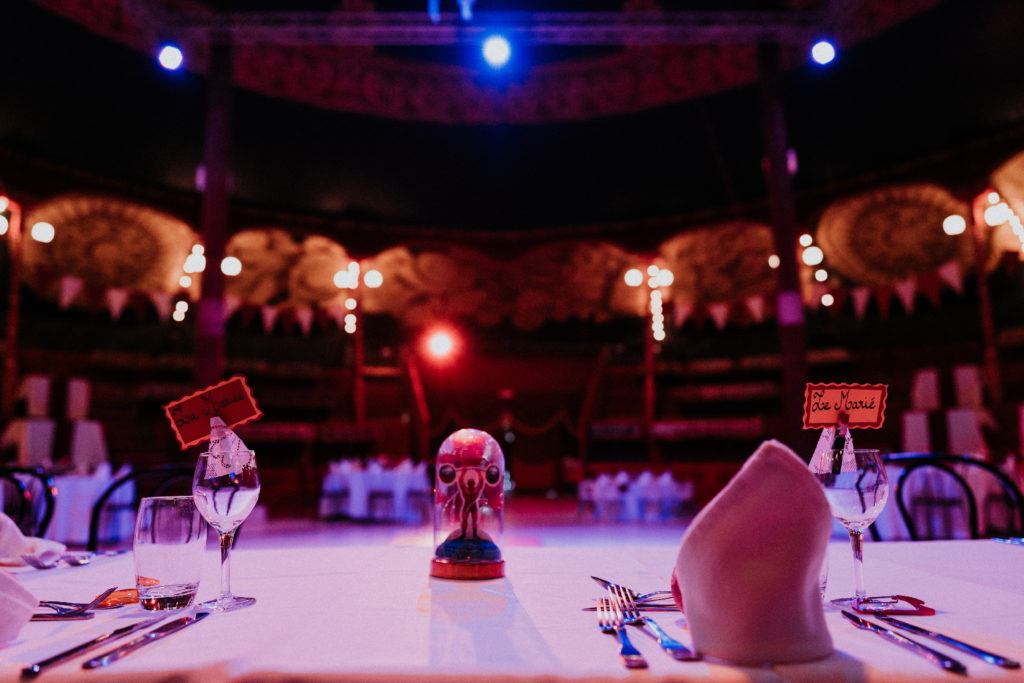 décoration de table pour notre mariage dans le chapiteau de cirque commedia vagabonda de la famille micheletty près de Paris