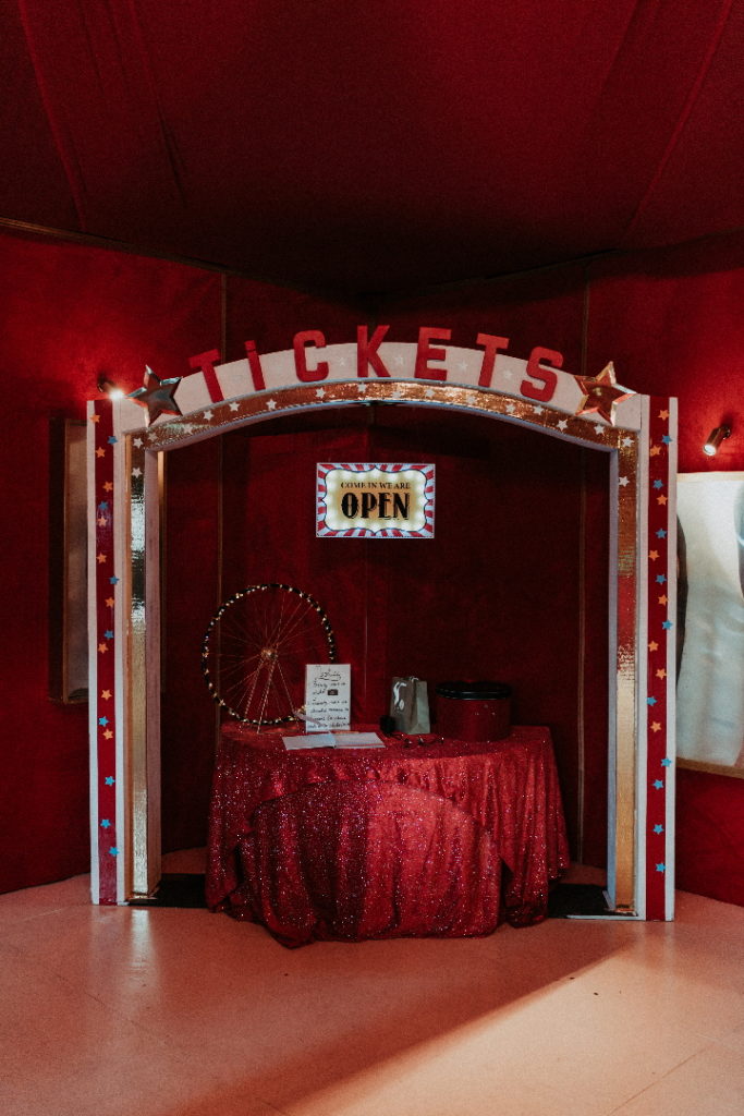 décoration pour notre mariage dans le chapiteau de cirque commedia vagabonda de la famille micheletty près de Paris
