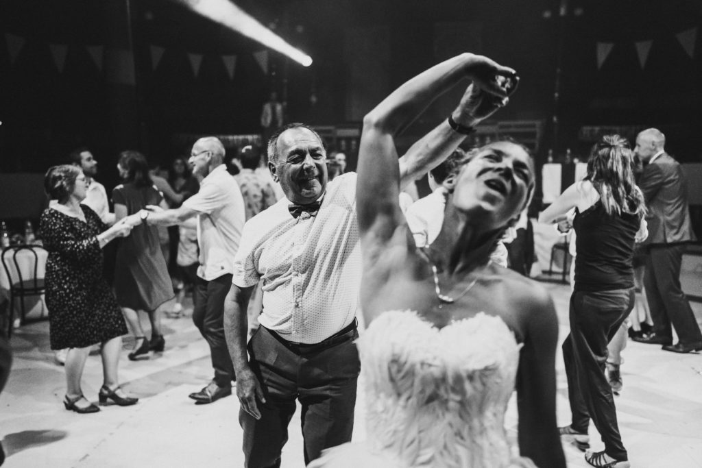 chatoune qui danse avec son papa au mariage des chatons