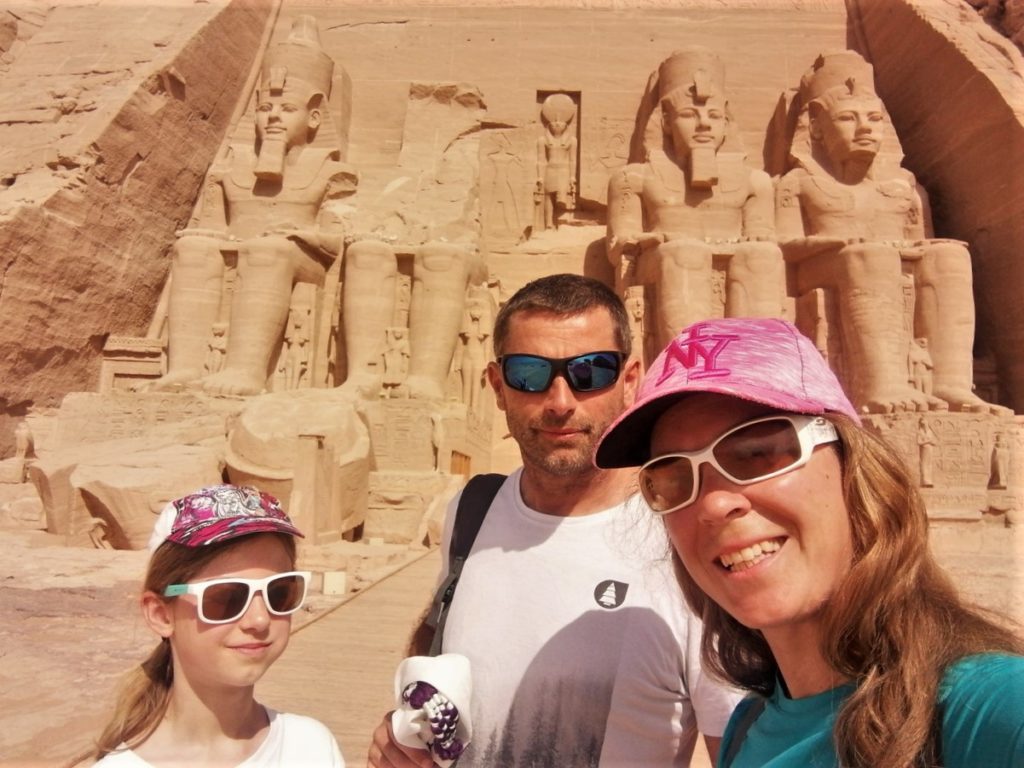 les 3 chatons devant temple d'abou simbel dédié à ramses II