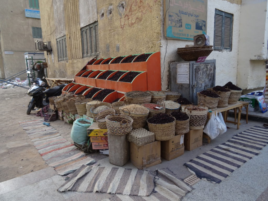 étal d'épices dans la rue piétonne d'assouan