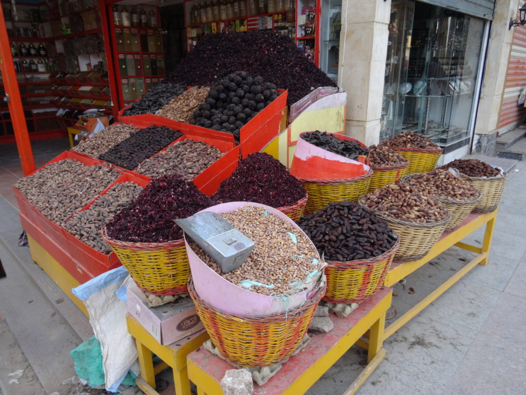 étal d'épices dans la rue piétonne d'assouan