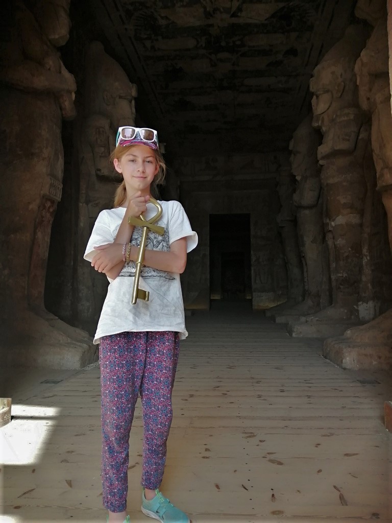 chatounette a la clé d temple dédié à nefertari à abou simbel