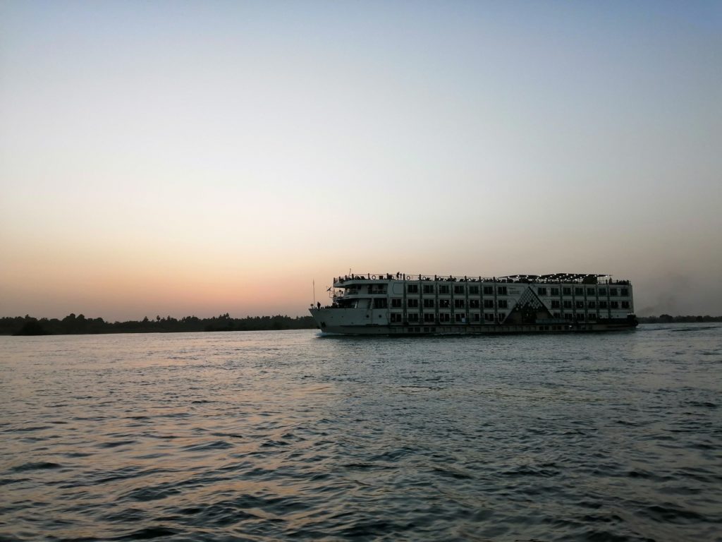 bateau de croisière sur le nil au coucher du soleil