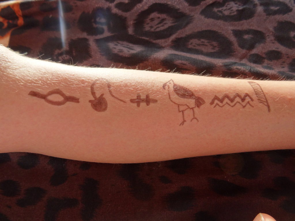 chatounette s'entraîne à écrire en hiéroglyphe depuis notre croisière en felouque sur le Nil