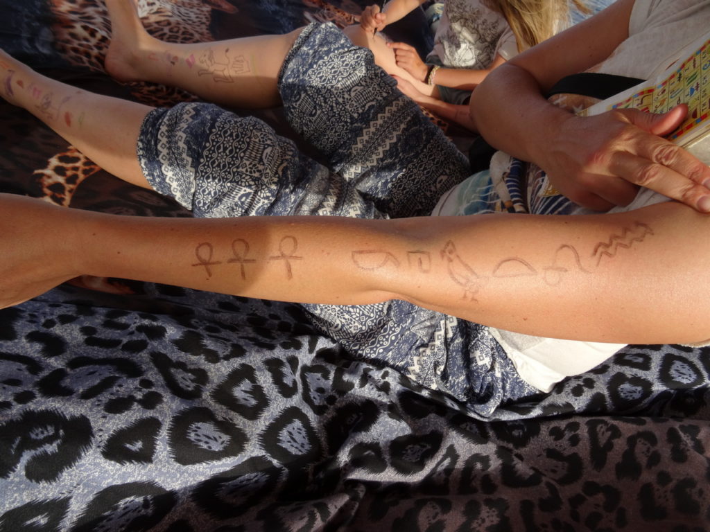 chatounette s'entraîne à écrire en hiéroglyphe depuis notre croisière en felouque sur le Nil