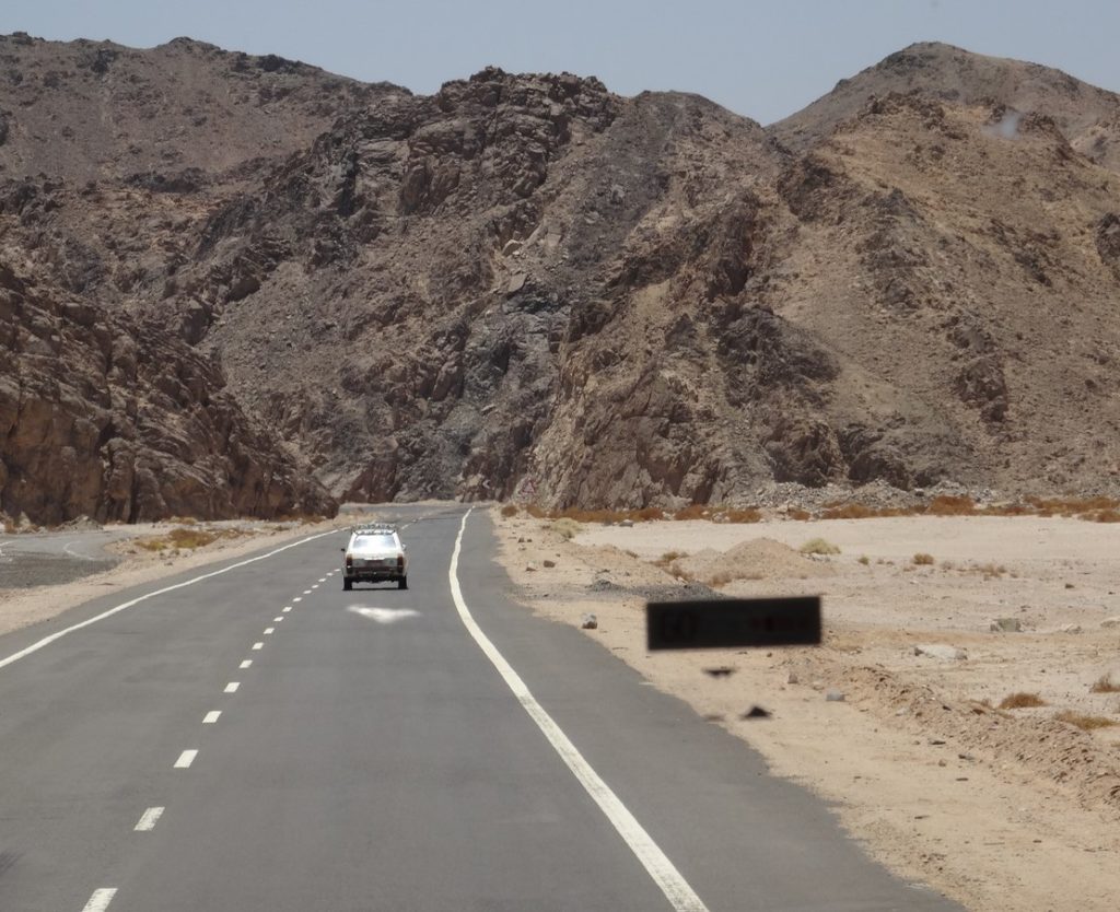trajet en bus de louxor à hurghada, désert