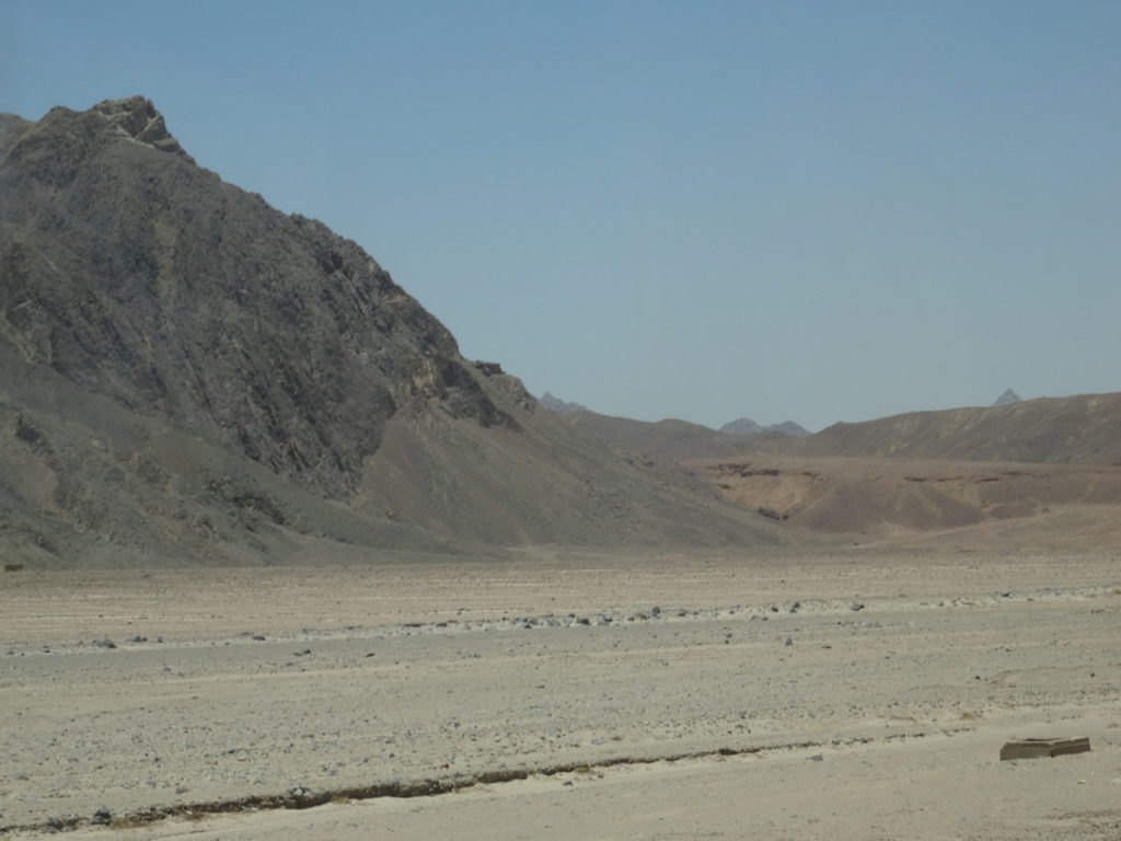 trajet en bus de louxor à hurghada, désert