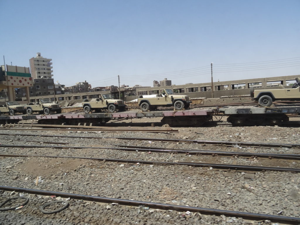 paysages et scènes de vie depuis le train entre le caire et assouan
