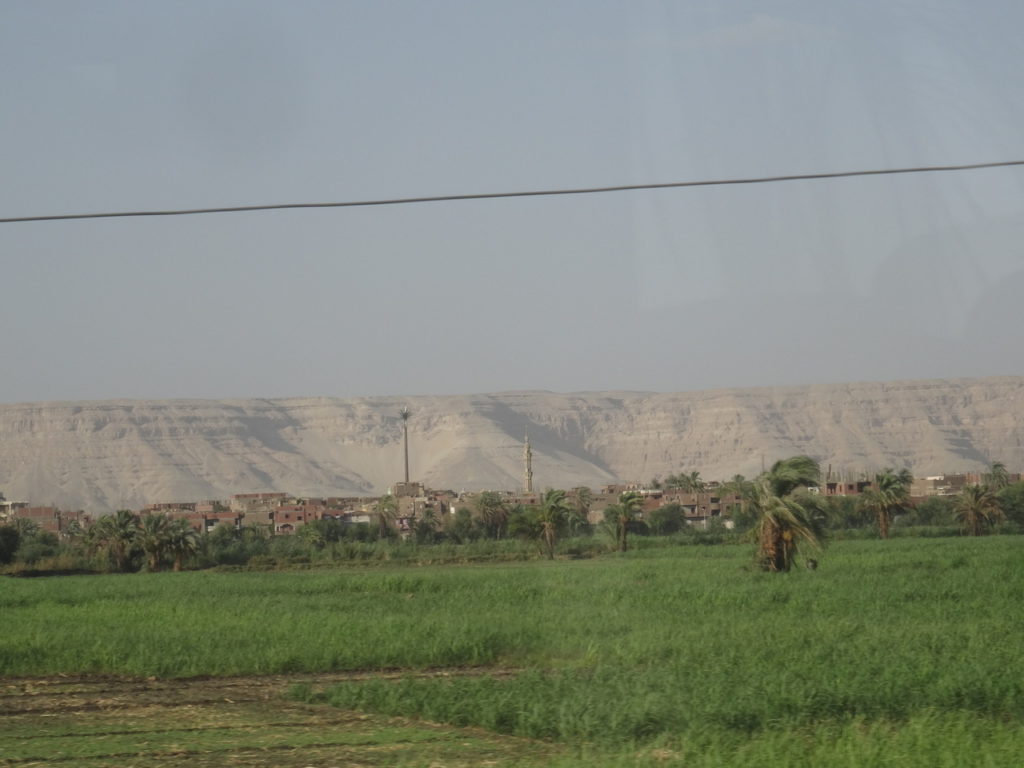 paysage depuis le train entre le caire et assouan