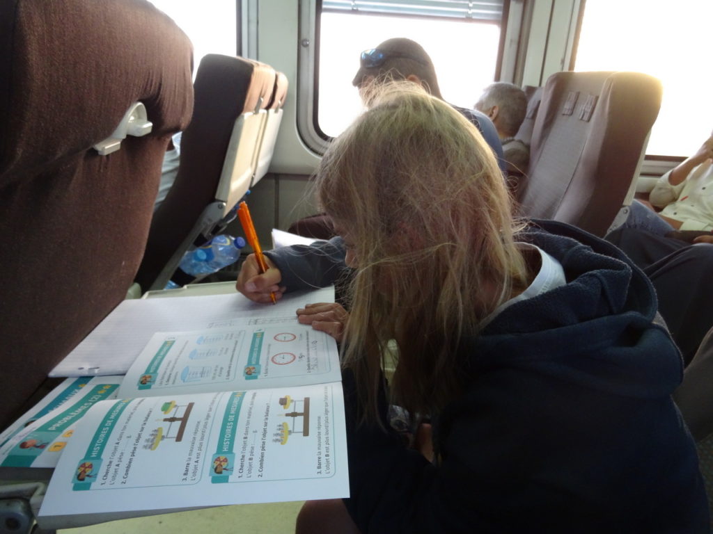 chatounette fait ses devoirs dans le train entre le caire et assouan