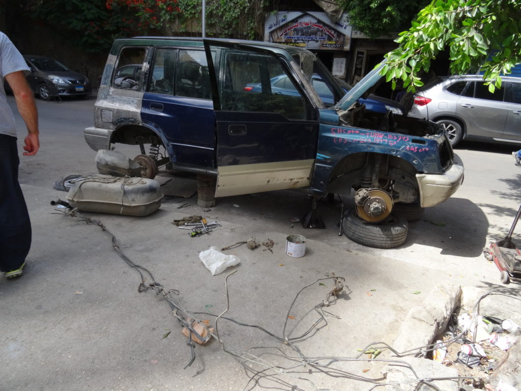 voiture bien délabrée en refection au caire