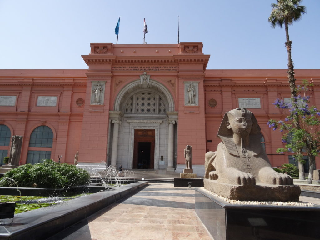 devant le musée égyptien du caire