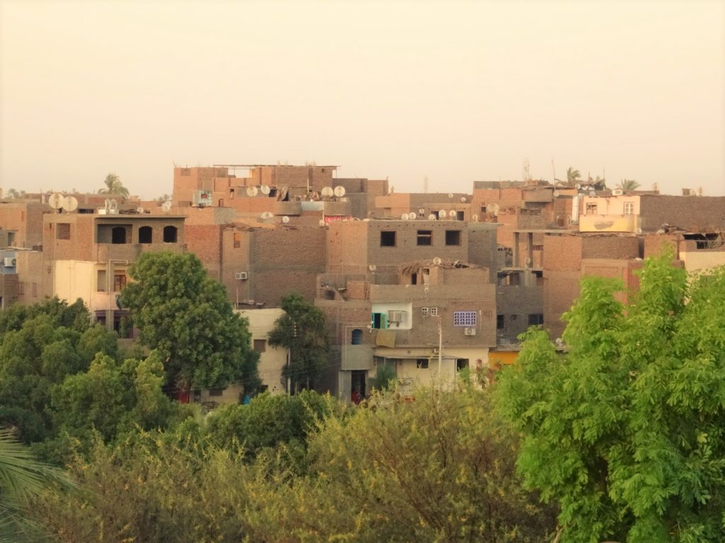 vue depuis la terrasse du toit de notre hotel entre karnak et louxor