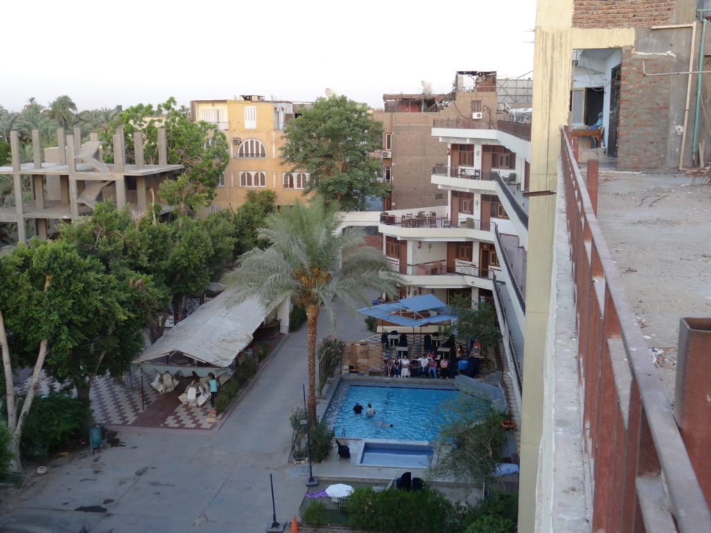 vue depuis la terrasse du toit de notre hotel entre karnak et louxor