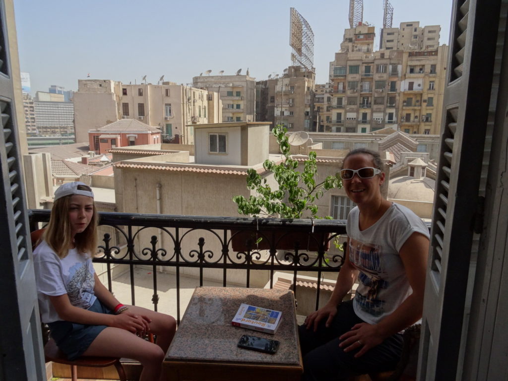 chatounette et chatoune sur la terrasse de notre hotel du caire : nile crystal hotel