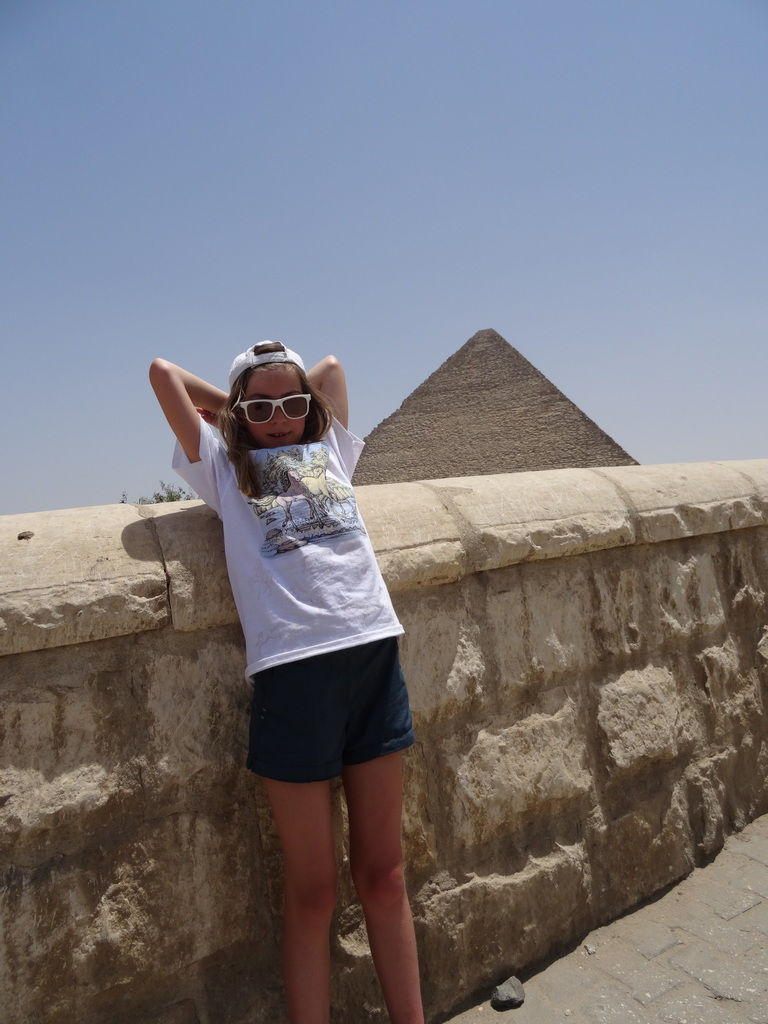 chatounette devant la pyramide de kheops